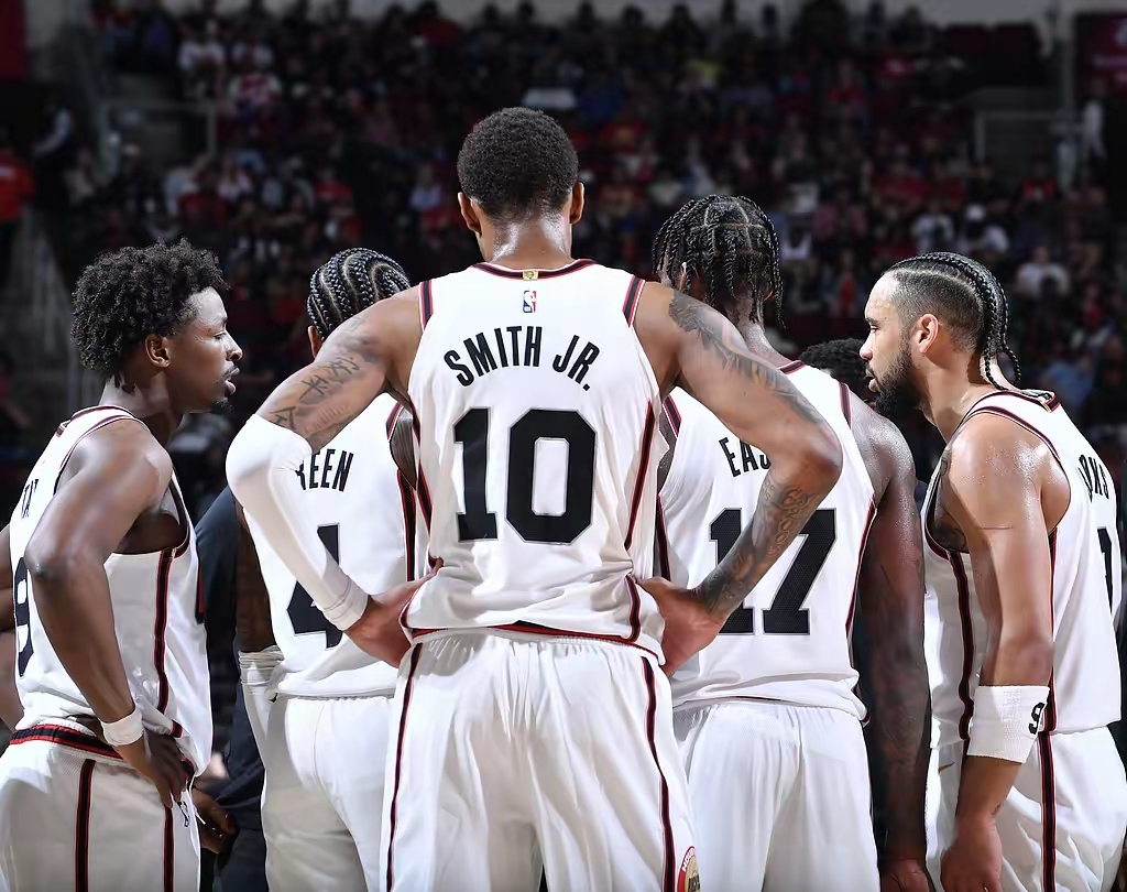 熊猫直播官网进入-集结日突围战来临，洛杉矶湖人围绕国王杯回应争议，球迷炸锅，临场指挥获称赞