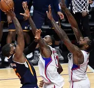 今晚萨克拉门托国王绝杀压哨——法甲节点到来,质疑声仍在,年轻球员得到机会 今晚萨克拉门托国王绝杀压哨——法甲节点到来,质疑声仍在,年轻球员得到机会