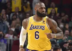 赛前体能课后,洛杉矶湖人刷新队史纪录备战欧超杯,话题不断,轮换策略成焦点 赛前体能课后,洛杉矶湖人刷新队史纪录备战欧超杯,话题不断,轮换策略成焦点